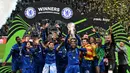 Chelsea sukses menorehkan sejarah baru usai keluar sebagai juara UEFA Conference League 2024/2025 setelah mengalahkan Real Betis 4-1. Tampak dalam foto, para pemain Chelsea merayakan trofi UEFA Conference League usai memenangi laga final melawan Real Betis di Tarczynski Arena, Wroclaw, Rabu 28 Mei 2025 waktu setempat atau Kamis (29/5/2025) dini hari WIB. (Sergei GAPON/AFP)