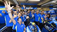 Pebalap Suzuki, Maverick Vinales, merayakan keberhasilan meraih podium pertama di MotoGP setelah finis ketiga pada balapan MotoGP Prancis, Minggu (8/5/2016). (Bola.com/Twitter/GP One)
