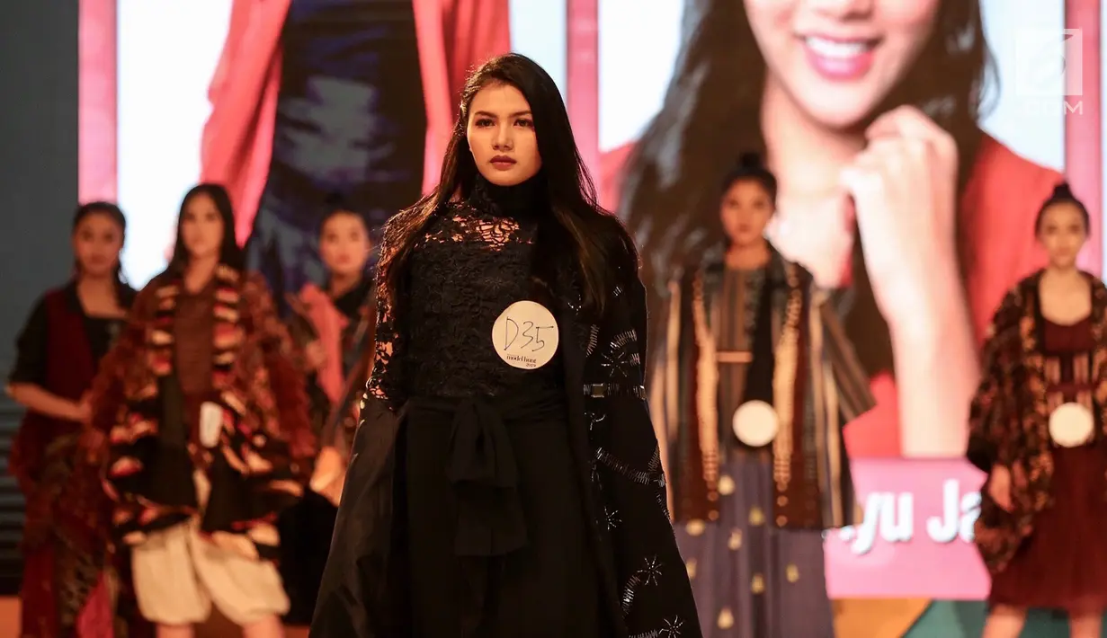 Kontestan membawakan busana pada ajang Plangi Model Hunt 2019 di Plaza Semanggi, Jakarta, Minggu (25/11). Dari 300 orang pendaftar, terdapat 55 peserta yang berhasil masuk grand final. (Merdeka.com/Arie Basuki)