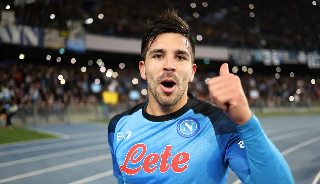 Pemain Napoli Giovanni Simeone memberi isyarat saat melawan AS Roma pada pertandingan sepak bola Liga Italia di Stadion Diego Armando Maradona, Naples, Italia, 29 Januari 2023. Napoli makin kokoh puncaki klasemen sementara Liga Italia usai mengalahkan AS Roma dengan skor 2-1. (Alessandro Garofalo/LaPresse via AP)