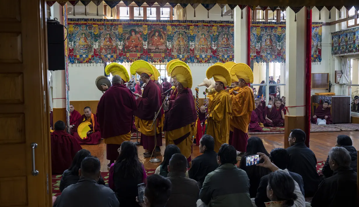 u Buddha Tibet di pengasingan dengan topi upacara kuning berpartisipasi dalam sesi doa pagi untuk menyambut Tahun Kelinci Air di Dharamshala, India, Selasa (21/2/2023). Tahun Kelinci Air berakhir pada 9 Februari 2024 dan tahun Naga Kayu dimulai keesokan harinya pada 10 Februari 2024. (AP Photo/Ashwini Bhatia)