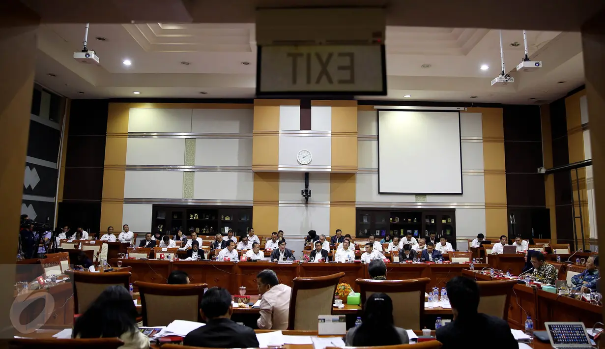 Suasana rapat kerja antara Menkumham Yasonna Laoly dengan  Komisi III di Gedung DPR RI, Senayan, Jakarta, Rabu (7/9). Dalam rapat itu, Yasonna menyatakan mantan menteri ESDM Arcandra Tahar sah sebagai WNI. (Liputan6.com/Johan Tallo)