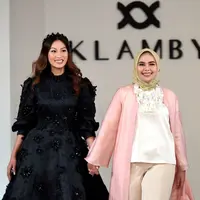 Potret Patricia Gouw dan Founder Wearing Klamby Nadine Gaus di Acara London Fashion Week 2022.