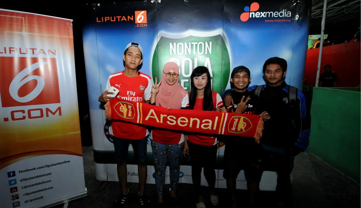Sejumlah supporter klub Arsenal berfoto bersama usai mengikuti acara Nonton Bola Seru Arsenal vs Chelsea di Andik Futsal, Depok, Jawa Barat, Minggu (26/4/2015). Kedua tim bermain imbang 0-0. (Liputan6.com/Helmi Fithriansyah)