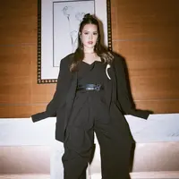 Raisa memiliki gaya yang begitu variatif. Kali ini, ia tampil denga gaya rambut half bun yang memikat. Gaya rambut ini bisa disempurnakan dengan ragam outfit sehari-hari. [Foto: Instagram/ Raisa]