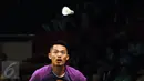 Pebulutangkis unggulan kelima, Lin Dan (Tiongkok) melihat bola saat Sattawat Pongnairat (USA) di Total BWF Championships 2015 di Jakarta, Selasa (11/8/2015). Lin Dan unggul 21-8, 21-11 atas Sattawat Pongnairat. (Liputan6.com/Helmi Fithriansyah)