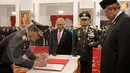 Tampak Kapolri yang baru Komjen Sutarman menandatangani surat pengangkatan sumpah jabatan dan berita acara (Rumgapres/ Abror Riski)