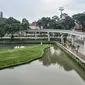 Pekerja saat merapikan taman di Danau Archipelago Taman Mini Indonesia Indah (TMII), Jakarta Timur, Senin (7/11/2022). Direktur Eksekutif TMII, Emilia Nur Utari mengungkapkan progres revitalisasi untuk keseluruhan kompleks TMII sudah hampir rampung, saat ini pekerja fokus pada tahap finishing. (merdeka.com/Iqbal S Nugroho)