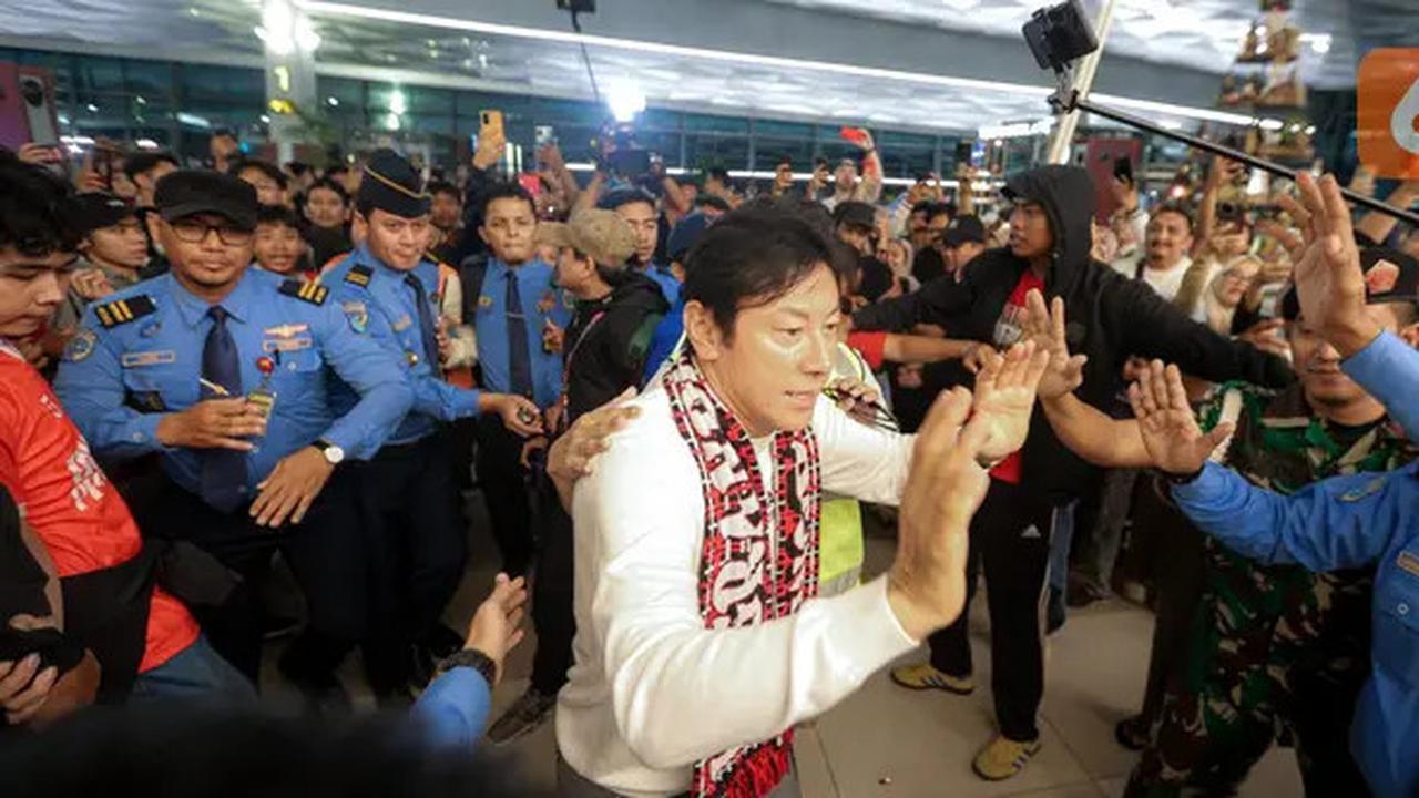 FOTO: Momen Haru Ratusan Suporter Timnas Indonesia Antar Kepulangan Shin Tae-yong ke Korea Selatan