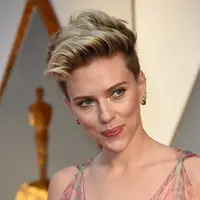 Hadir di ajang penghargaan Piala Oscar, Scarjo terlihat akrab bersama seorang aktor tampan Chris Evans. Keduanya terlihat mesra dan duduk berdampingan saat di acara tersebut. (AFP/Bintang.com)