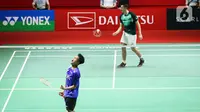 Pebulu tangkis tunggal putra Indonesia Christian Adinata (kiri) melakukan selebrasi usai mengalahkan pebulu tangkis tunggal putra Belanda Mark Caljouw pada babak kualifikasi turnamen Daihatsu Indonesia Masters 2023 di Istora Gelora Bung Karno, Jakarta, Selasa (24/1/2023). Christian Adinata menang atas Mark Caljouw dengan skor 20-22, 21-14, dan 21-17. (Liputan6.com/Herman Zakharia)