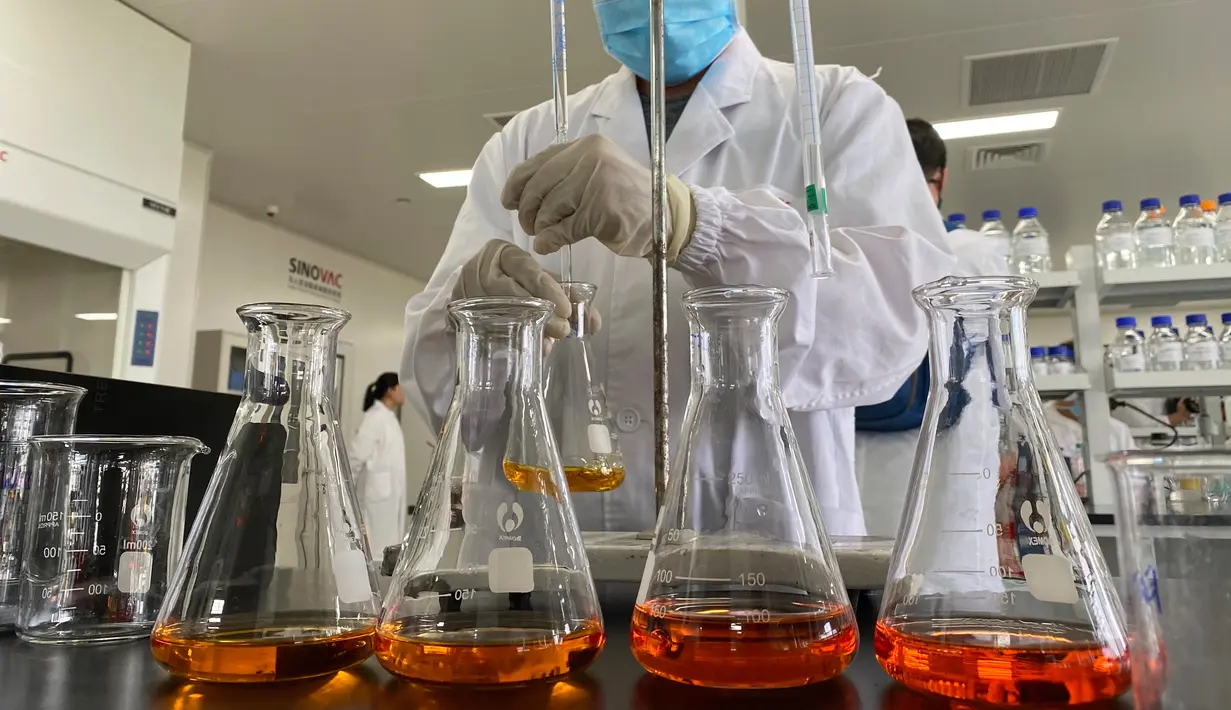 Seorang pekerja berada di dalam laboratorium di pabrik vaksin SinoVac di Beijing, Kamis (24/9/2020). Perusahaan farmasi China, Sinovac mengatakan vaksin virus corona yang dikembangkannya akan siap didistribusikan ke seluruh dunia, termasuk AS, pada awal 2021. (AP Photo/Ng Han Guan)