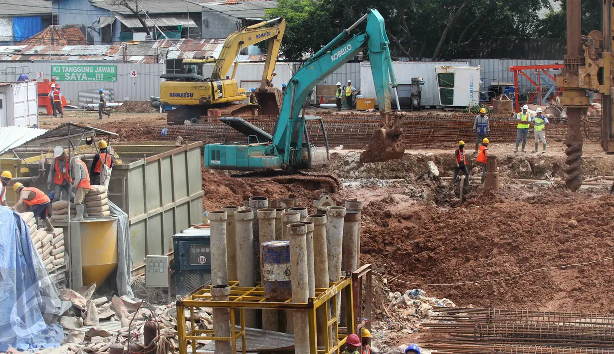 Aktivitas pekerja pembangunan Pasar Rumput, Manggarai, Jakarta, Rabu (8/2). Pasar ini juga diharapkan dapat mengatasi permasalahan pemukiman bagi masyarakat berpenghasilan rendah. (Liputan6.com/Angga Yuniar)