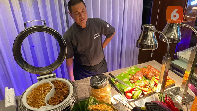 Chef Rizqi Pradana (Indonesia) pada Selasa (25/11/2025) di Jakarta, menyajikan Slow Roasted Lamb Shoulder with Komoh Spices dan trancam, mengangkat kekayaan rempah Nusantara (Dok. Liputan6.com/Teddy Tri Setio Berty).