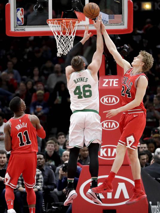 Pebasket Chicago Bulls, Lauri Markkanen, berusaha melewati pebasket Boston Celtics, Aron Baynes, pada laga NBA di Stadion United Center, Selasa (6/3/2018). Celtics menang 105-89 atas Bulls. (AP/Charles Rex Arbogast)