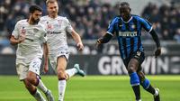 Penyerang Inter Milan, Romelu Lukaku, saat coba melewati kawalan dua pemain Cagliari, Paolo Farago dan Ragnar Klavan, pada laga pekan ke-21 Serie A, di Giuseppe Meazza, Minggu (26/1/2020). (AFP/Miguel Medina)