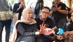 Deswita Maharani dan Ferry Maryadi menghadiri pemakaman Yusuf Affendy di TPU Menteng Pulo, Jakarta Selatan.