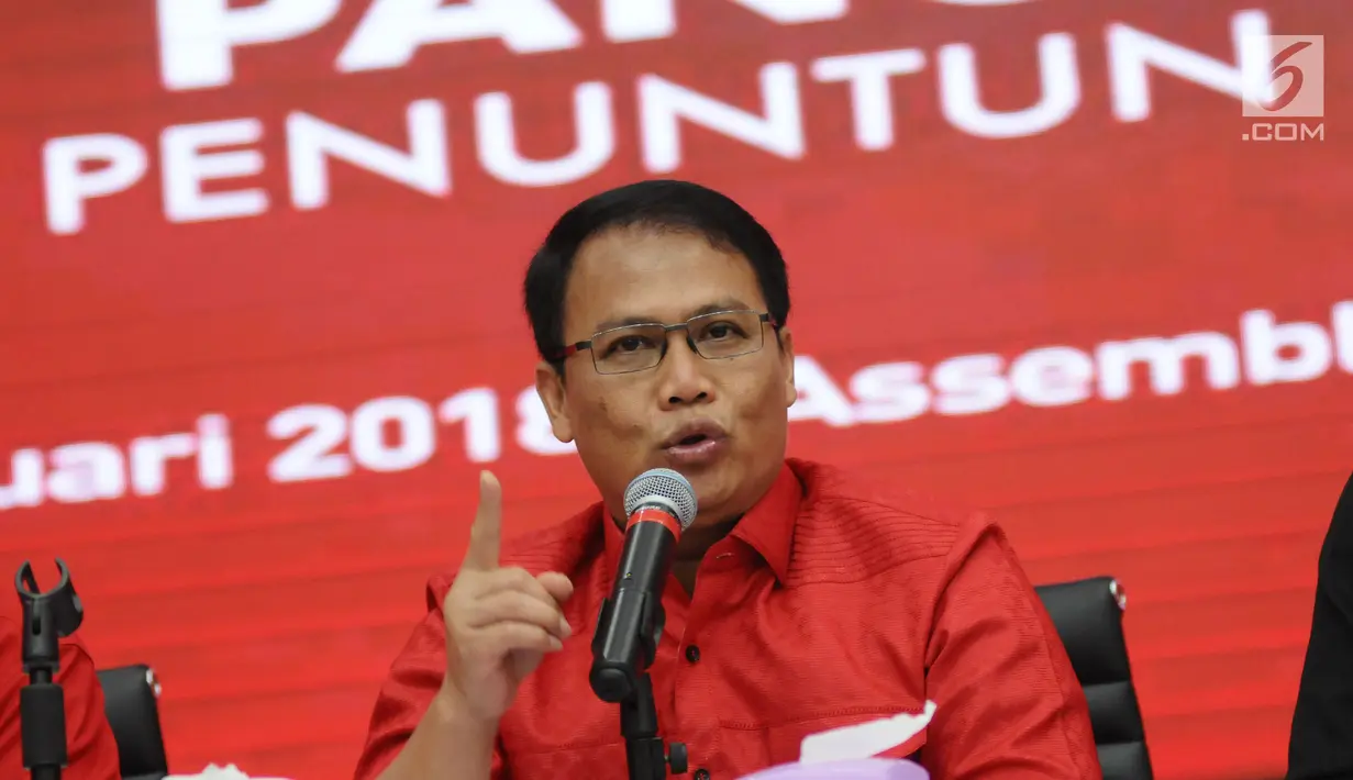 Politisi PDIP, Ahmad Basarah saat menyatakan kesiapan maju dalam bursa bakal Cawagub Jatim di Jakarta, Selasa (9/1). Basarah membenarkan namanya muncul sebagai cawagub pendamping Saifullah Yusuf. (Liputan6.com/Helmi Fithriansyah)