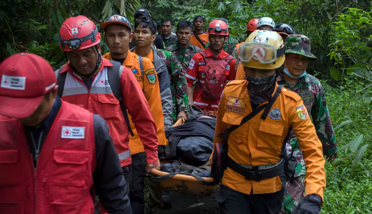Sebanyak 75 pendaki berada di Gunung Marapi saat erupsi, 11 di antaranya tewas dalam peristiwa itu. Badan Nasional Penanggulangan Bencana (BNPB) menyebut diperlukan evaluasi terkait adanya pendaki saat status Gunung Marapi Level II atau Waspada. (AP Photo/Givo Alputra)