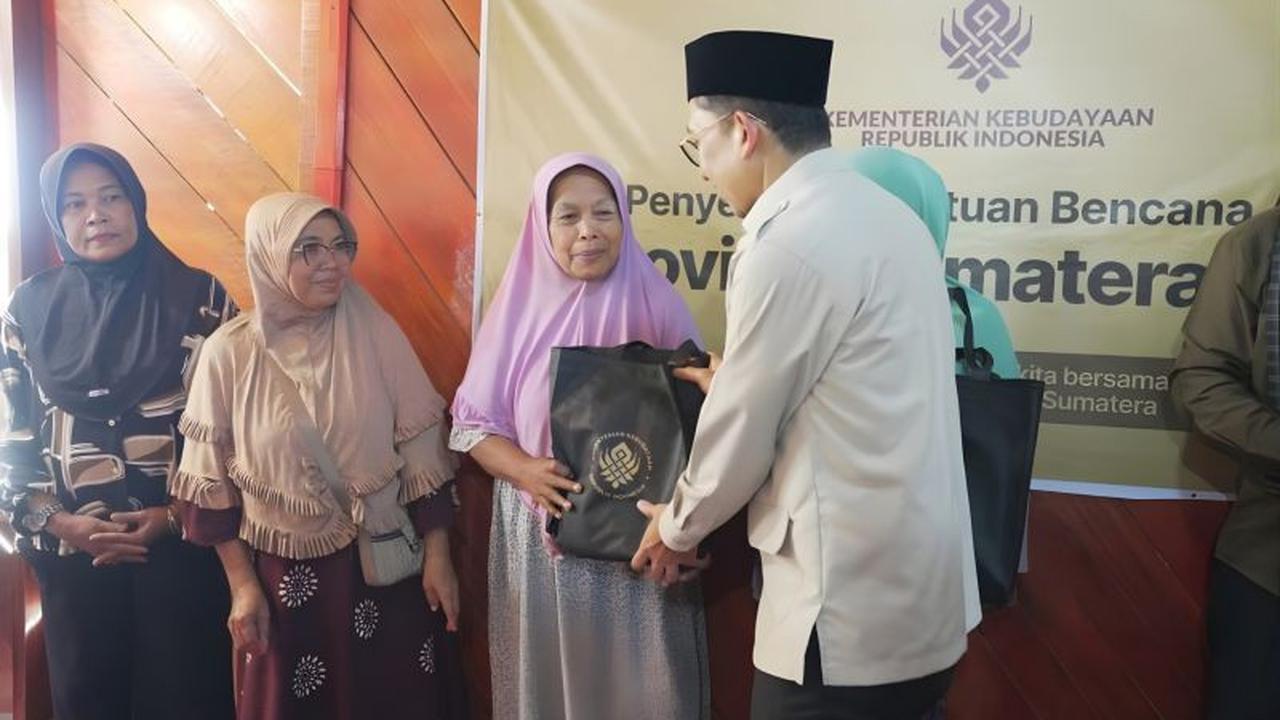 Menteri Kebudayaan Salurkan Bantuan Kemanusiaan di Lokasi Bencana Cagar Budaya Padang Pariaman
