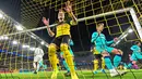 Pemain Borussia Dortmund Marco Reus memegang jaring gawang saat gagal mencetak gol melalui tendangan penalti ke gawang Barcelona pada laga Grup F Liga Champions di Dortmund, Jerman, Selasa (17/9/2019). Pertandingan berakhir 0-0. (AP Photo/Martin Meissner)