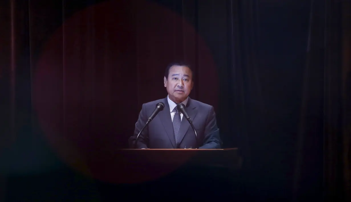 PM Korsel, Lee Wan Koo berpidato saat upacara perpisahannya di kompleks Pemerintah, Seoul, Senin (27/4/2015). Lee mengundurkan diri setelah dituduh menerima dana tidak sah dari seorang pengusaha yang kemudian bunuh diri.  (REUTERS/Kim Hong-Ji)