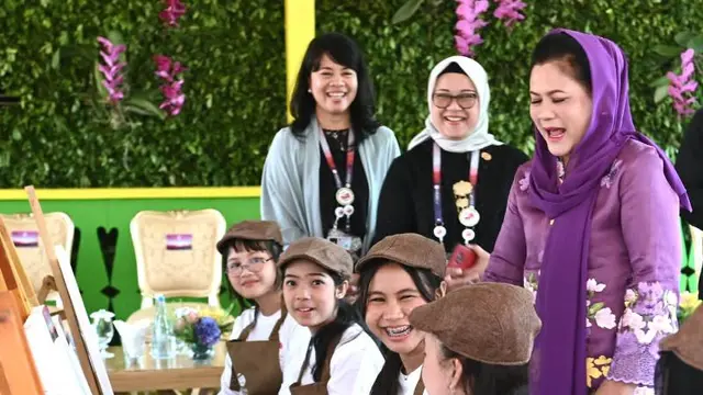 Anggun dengan Kebaya Ungu, Iriana Jokowi Ajak Para Pendamping Pemimpin KTT ASEAN Keliling TMII