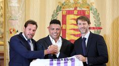 Legenda Brasil, Ronaldo, bersama walikota Valladolid, Oscar Puente dan presiden Real Valladolid, Carlos Suarez, berpose saat jumpa pers di Valladolid, (3/9/2018). Ronaldo resmi menjadi Presiden baru Real Valladolid. (AFP/Cesar Manso)
