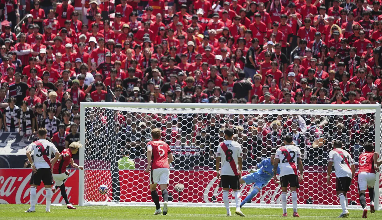 Pemain Urawa Red Diamonds, Yusuke Matsuo (kedua kiri) mencetak gol dari tendangan penalti dalam laga Grup G Piala Dunia Antarklub 2025 melawan River Plate di Lumen Field, Seattle, Washington, Amerika Serikat, Rabu (18/06/2025). (AP Photo/Lindsey Wasson)
