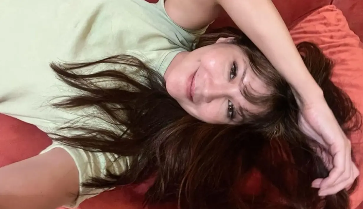Pose nyender di janjang ini menunjukkan kecantikan Tamara Bleszynski tak lekang oleh waktu. Lewat unggahannya, ibu Teuku Rassya ini tengah rutin melakukan treatment di bagian perut. Tak heran jika penampilan Tamara Bleszynski justru semakin awet muda. (Liputan6.com/IG/tamarableszynskiofficial)