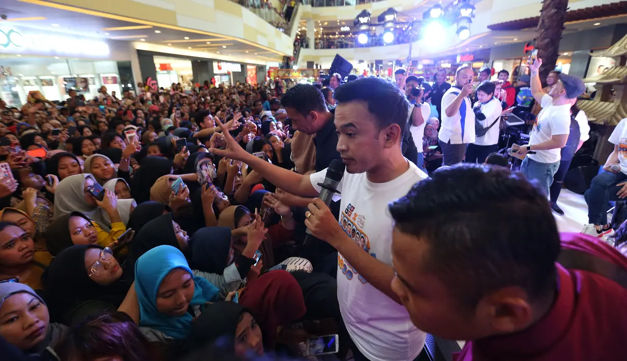 The Onsu Family meet and greet di salah satu mall di Cileungsi, Jawa Barat, Sabtu (25/1/2020). (Adrian Putra/Fimela.com)