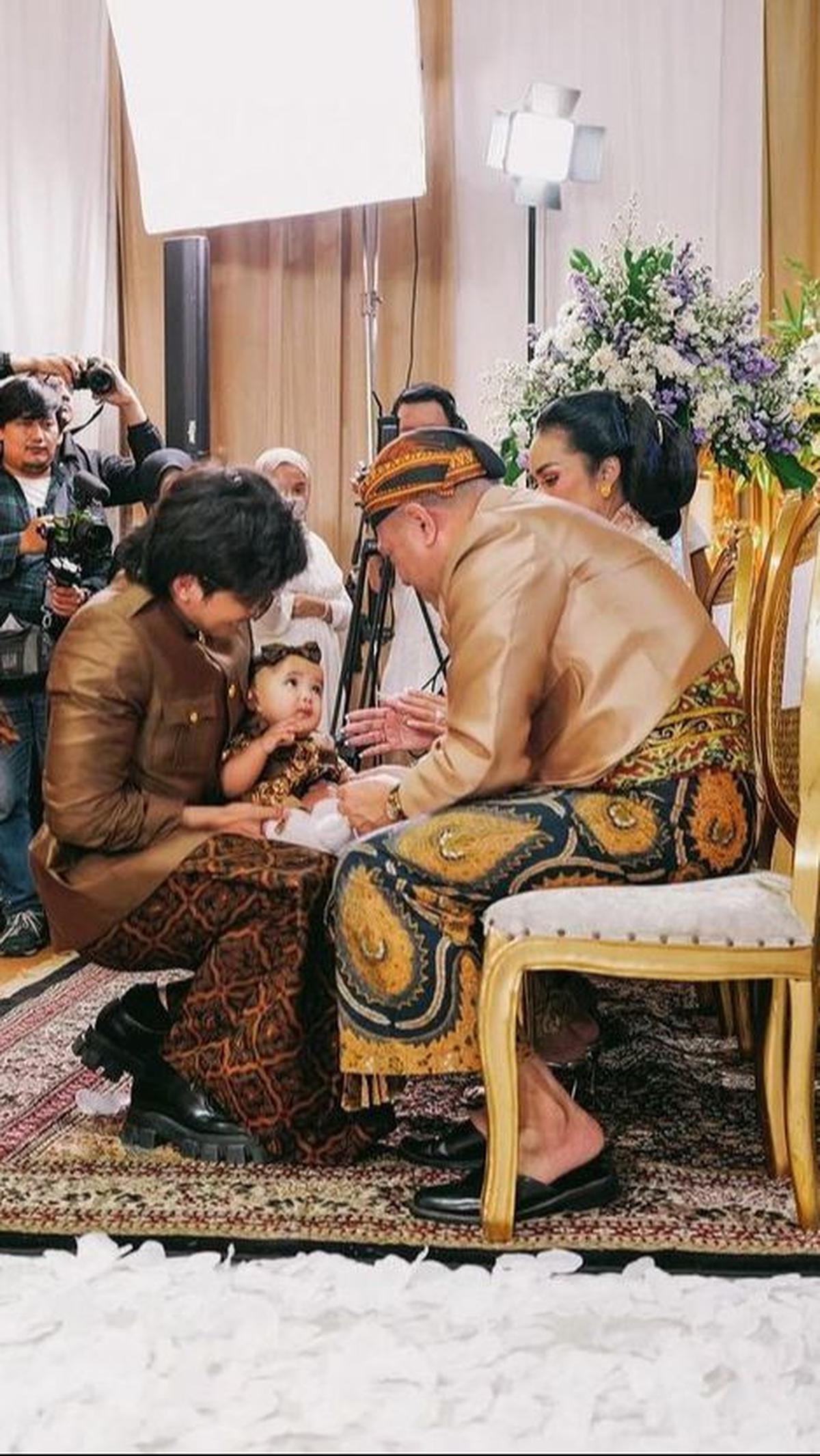 Aurel Hermansyah, yang memiliki darah Jawa, mengadakan acara tedak siten untuk Azura.&nbsp;