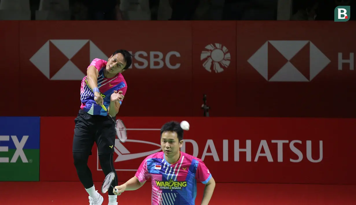 Pasangan ganda putra Indonesia, Mohammad Ahsan/Hendra Setiawan melaju mulus ke babak 16 besar turnamen bulu tangkis Indonesia Masters 2022 di Istora Gelora Bung Karno (GBK) Senayan, Jakarta, Selasa (7/6/2022). The Daddies yang mendapat dukungan penuh dari ribuan penonton yang memadati Istora menang dua game langsung atas pasangan Denmark, Jeppe Bay/Lasse Molhede. (Bola.com/Ikhwan Yanuar)