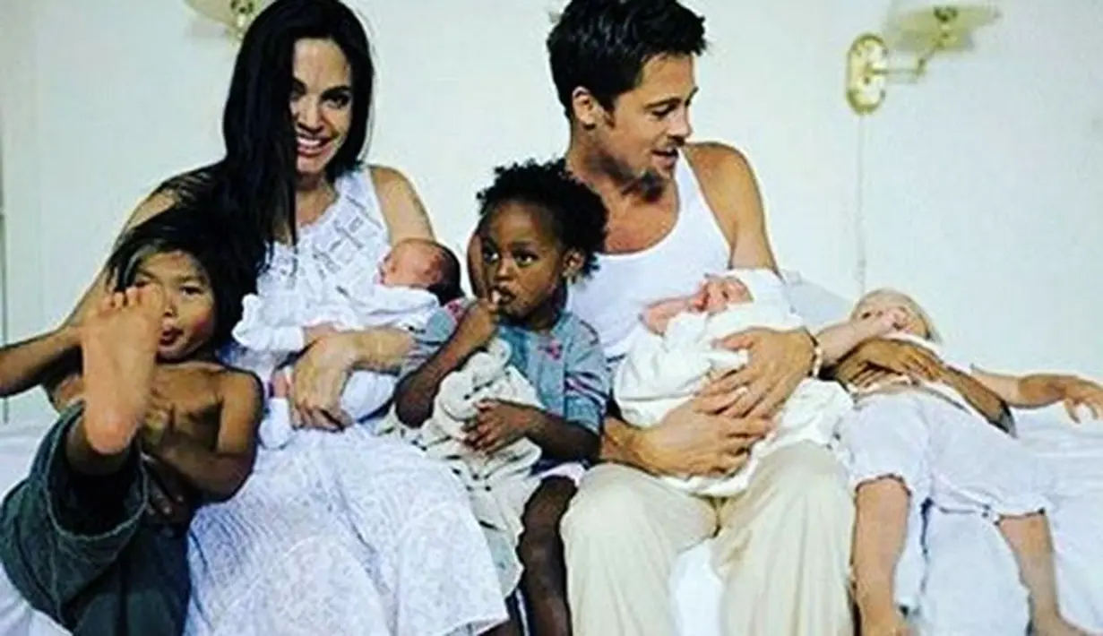 Berdasarkan sumber lain, Pitt mengakui adanya perselisihan di dalam pesawat yang ditumpangi keluarga itu. Pertengkaran dalam pesawat hingga diluar kendali. Tapi ia membantah melakukan kekerasan terhadap anaknya, Maddox. (Instagram/brangelinaofficial)