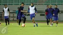 Pemain Arema FC saat latihan uji lapangan jelang laga final Piala Presiden 2017 di Stadion Pakansari, Kab Bogor, Jumat (10/3). Di final, Arema FC akan berlaga melawan PBFC, Minggu (12/3). (Liputan6.com/Helmi Fithriansyah)