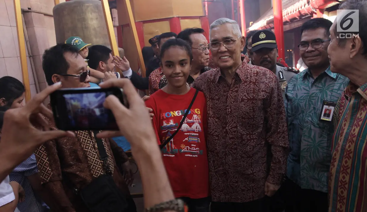 Wakil Presiden keenam RI Try Sutrisno berfoto bersama warga saat mengunjungi Vihara Dharma Bakti, Jakarta, Jumat (16/2). Kedatangan Try Sutrisno  bersama rombongan UKP PIP terkait perayaan Tahun Baru Imlek 2018. (Liputan6.com/Arya Manggala)