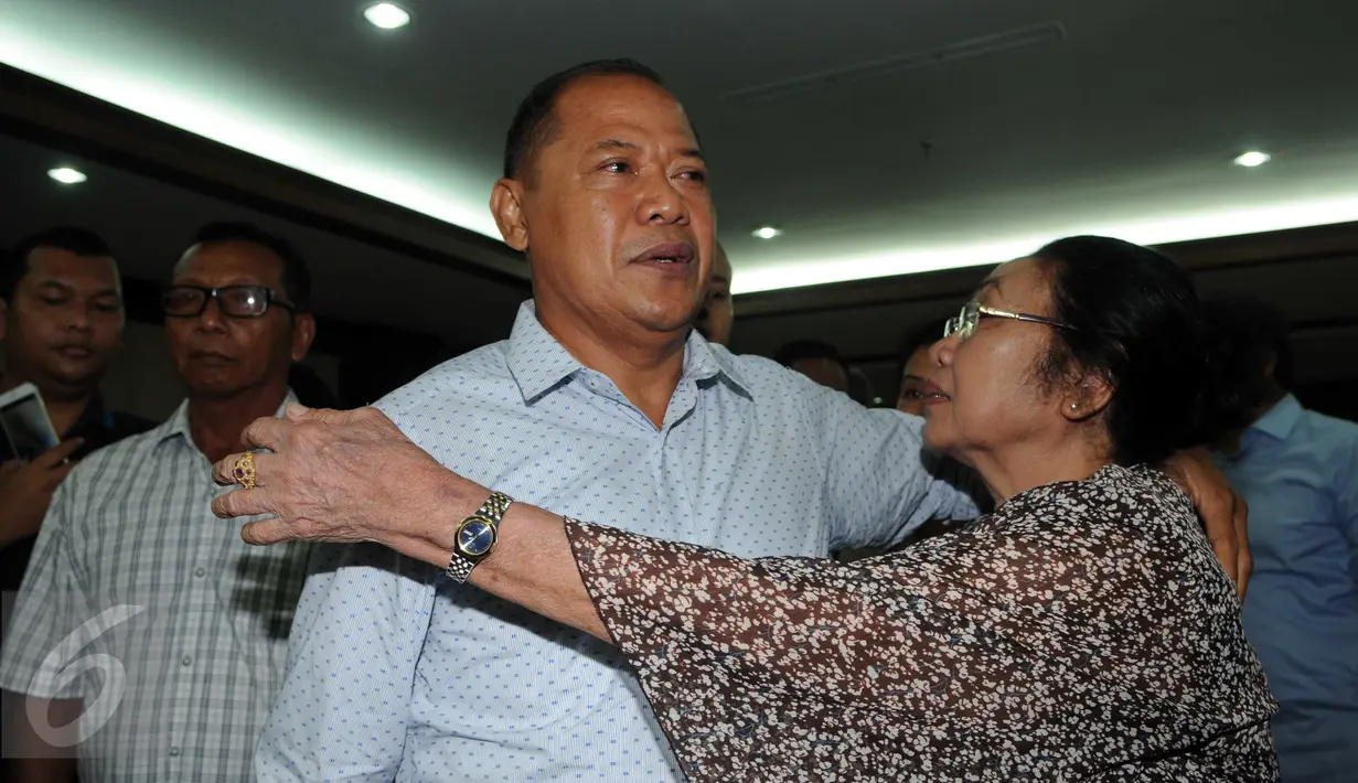 Keluarga I Made Meregawa terlihat sedih usai sidang vonis di Pengadilan Tipikor, Jakarta, Rabu (20/1/2016). Hakim memvonis Meregawa penjara 4 tahun dan denda Rp 100 juta subsider 2 bulan kurungan. (Liputan6.com/Helmi Afandi)