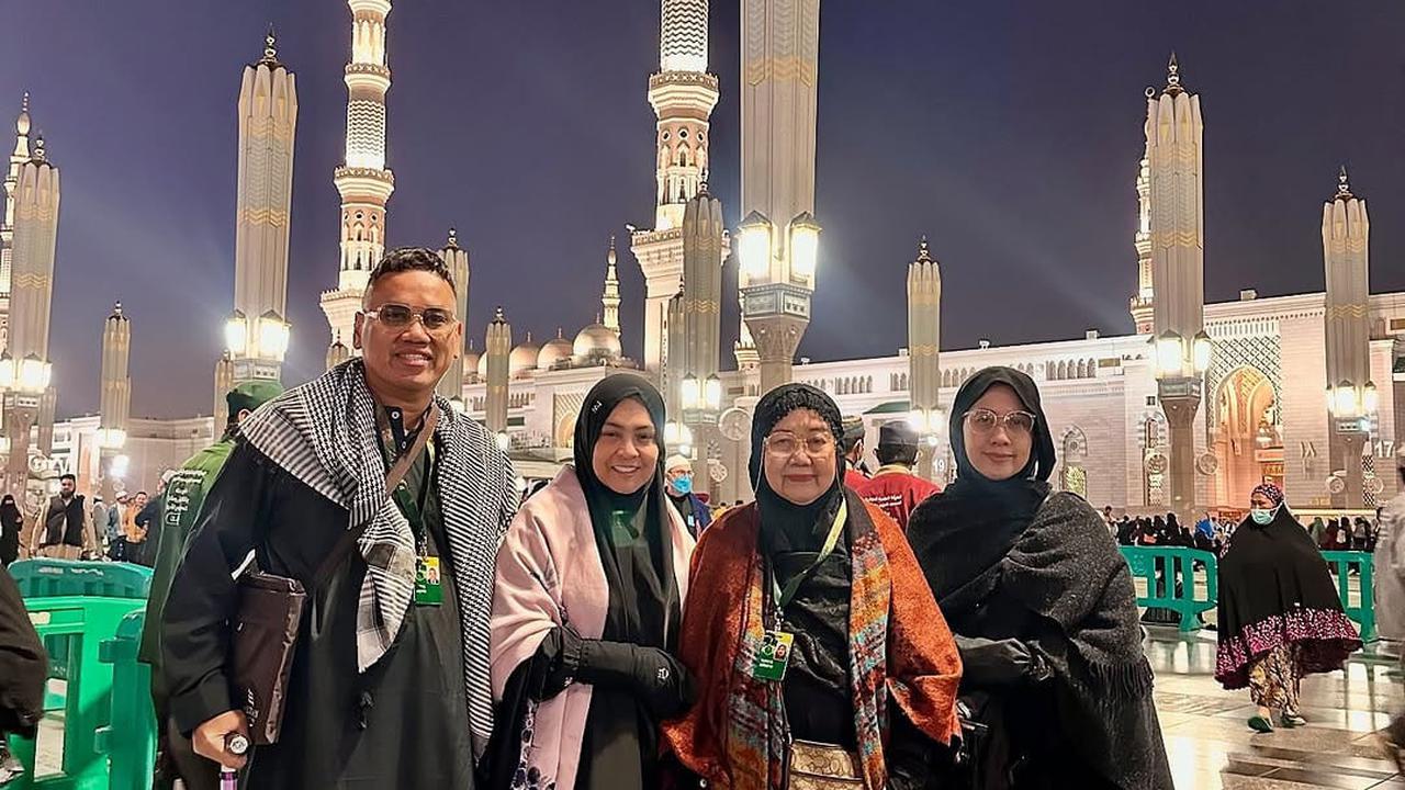 5 Potret Uya Kuya dan Astrid Jalani Umroh di Bulan Ramadhan, Perlihatkan Kemesraan