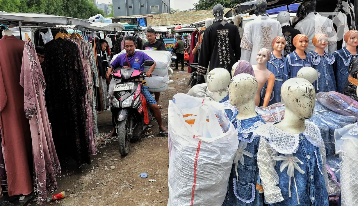 Peningkatan tersebut dikarenakan banyaknya permintaan untuk memenuhi kebutuhan busana selama Ramadan dan menyambut Idul Fitri. (Liputan6.com/Angga Yuniar)