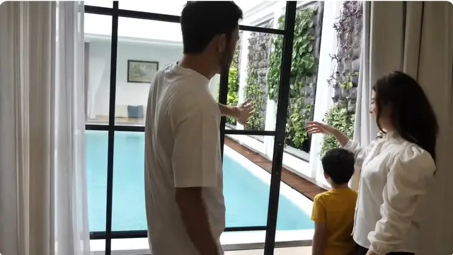8 Potret Sudut Rumah Rizky Nazar Bergaya American Style, Dilengkapi Kolam Renang