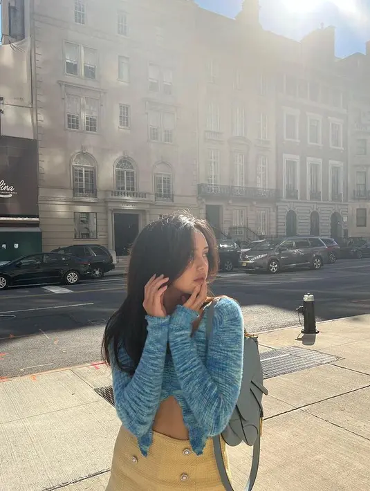 Beby Tsabina tampil feminin dengan memadukan outfit berwarna biru dan kuning. (instagram/bebytsabina)