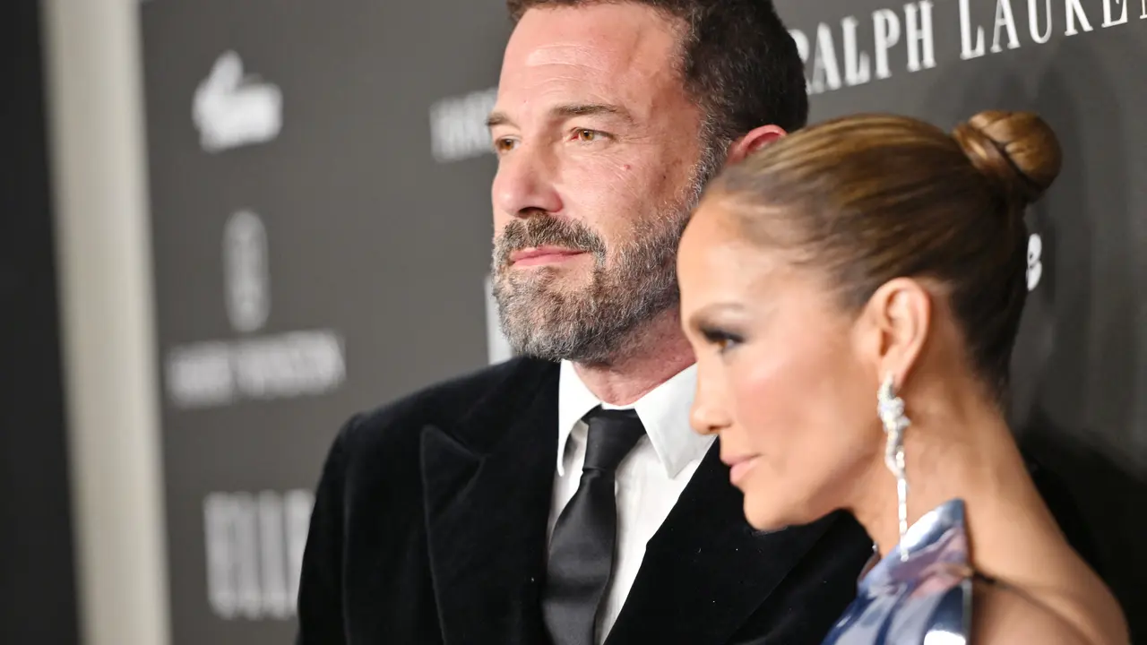 Ben Affleck dan Jennifer Lopez menghadiri Perayaan ELLE 2023 Women in Hollywood yang Dipersembahkan oleh Ralph Lauren, Harry Winston, dan Viarae di Nya Studios pada 05 Desember 2023 di Los Angeles, California. Charley Gallay/Getty Images untuk ELLE /AFP
