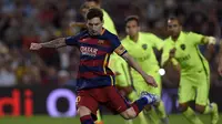 Lionel Messi mencetak gol ketiga Barcelona ke gawang Levante yang dijaga kiper Ruben dalam lanjutan La Liga Spanyol di Camp Nou, Senin (21/9/2015).(Liputan6.com/LLUIS GENE / AFP)