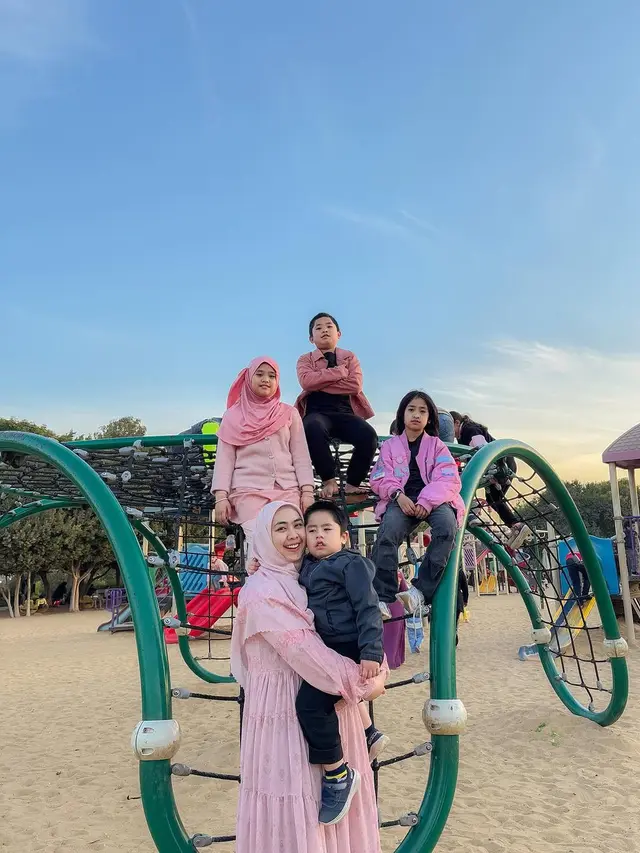 Kompak Berbusana Warna Pink, 5 Potret Oki Setiana Dewi Ajak Anak-Anak Main di Taman Kota Kairo  (credit: instagram/okisetianadewi).