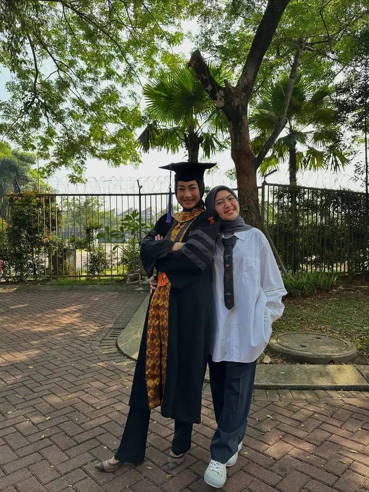 Potret Desy Ratnasari Wisuda S3, Resmi Menyandang Gelar Doktor