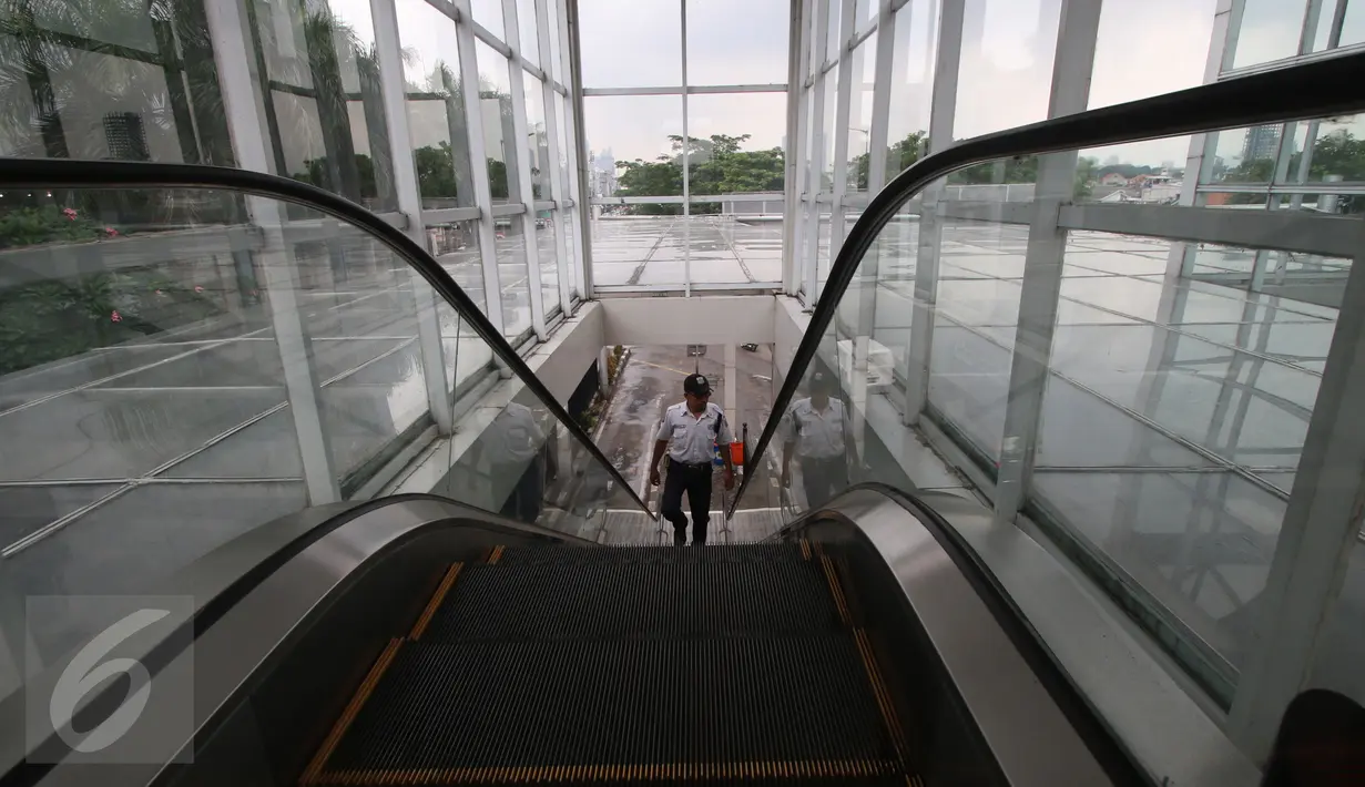 Petugas menaiki eskalator di Terminal Manggarai, di Jakarta, Jumat (10/2). Terminal Manggarai telah direvitalisasi ini diklaim oleh Pemerintah Provinsi DKI Jakarta sebagai percontohan terminal modern. (Liputan6.com/Angga Yuniar)