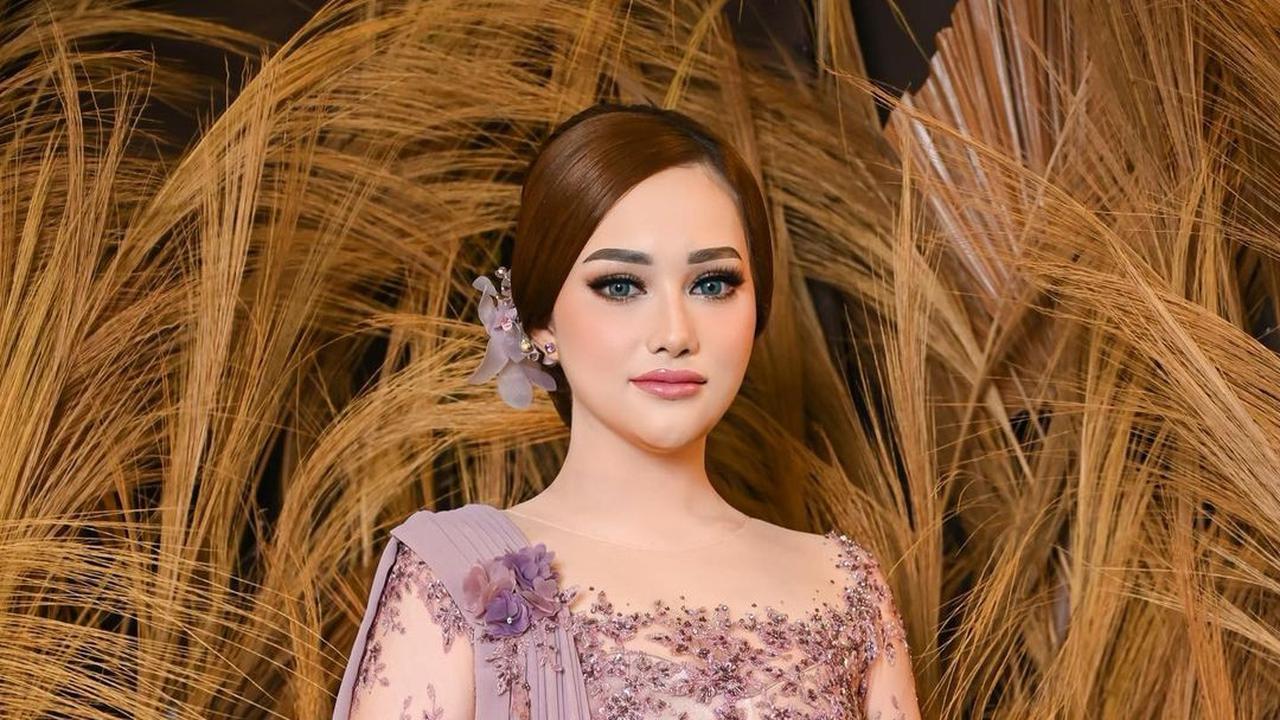 Popularitas Cristina Laws, meskipun berawal dari dunia maya, bukan hanya sekadar popularitas semu.