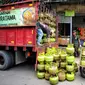 Pekerja menata tabung gas elpiji 3 kg untuk dijual kembali di kawasan Jakarta, Rabu (4/1/2023). Pembelian menggunakan KTP ini diterapkan agar pembelian LPG 3 kg dapat dinikmati oleh masyarakat yang berhak atau tepat sasaran. (Liputan6.com/Angga Yuniar)