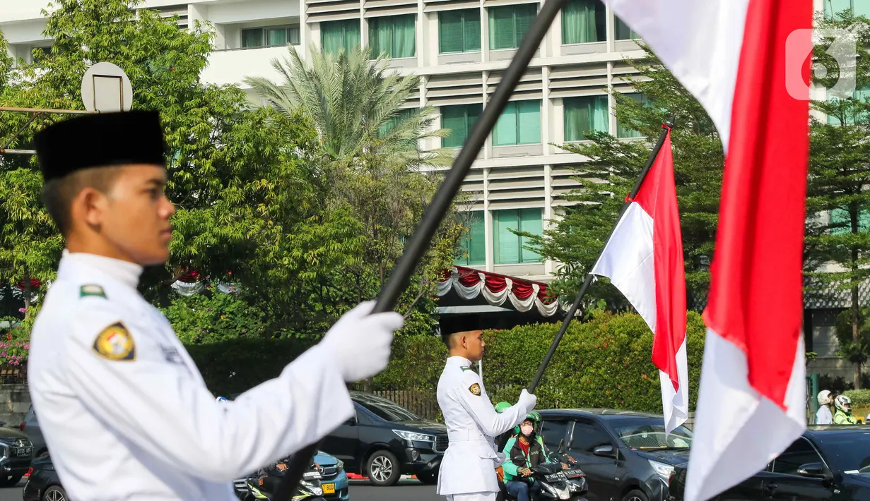 Pengibaran bendera tersebut dilakukan selama Agustus sebagai bagian dari program Bulan Kebangsaan untuk menyambut HUT ke-79 Kemerdekaan Republik indonesia sekaligus meningkatkan kecintaan masyarakat terhadap Tanah Air. (Liputan6.com/Herman Zakharia)