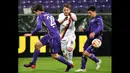 Gelandang AS Roma, Adem Ljajic berusaha melewati dua pemain Fiorentina di leg pertama  16 besar Liga Europa di Stadion Artemio Franchi, Italia, Jumat (13/3/2015) . Fiorentina bermain imbang 1-1 dengan AS Roma. (AFP PHOTO/Gabriel Bouys)
